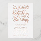 甘い男の赤ちゃんが進んでいる。金ゴールド赤ちゃんシャワー 箔招待状 (正面)