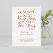 甘い男の赤ちゃんが進んでいる。金ゴールド赤ちゃんシャワー 箔招待状 (立ち正面)