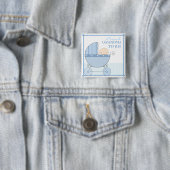 甘い男の赤ちゃんの青キャリッジがある誇り高い祖母 缶バッジ (インサイチュ)