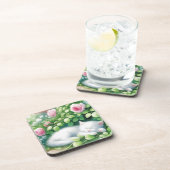 甘い白い子猫がバラの茂みの下で昼寝 コースター (右側)