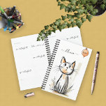 甘い考えパーソナライズされた猫 プランナー手帳<br><div class="desc">甘い小さな子猫はマウスのオーナメントを見て横を向いている。グレーシンプルとオレンジ色の猫のイラストレーションは、猫好きが年を計画する際に喜びとなるだろう。このプランナーを自分の名前または年でカスタマイズする。</div>