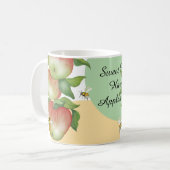 甘い調和：水の色りんごとビー コーヒーマグカップ (正面左)