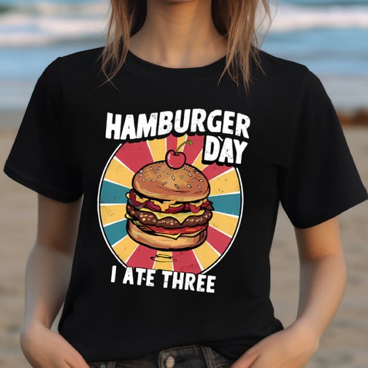 甘い驚き:ハンバーグの上にさくらんぼ Tシャツ