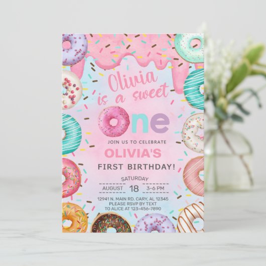 甘い1ドーナツ女の子の最初の、1番目の誕生日招待状。 招待状 (スタンド正面)