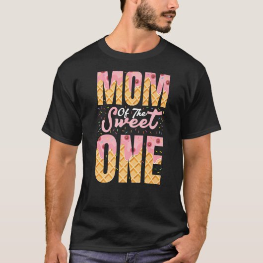 甘い1振りかけるアイスクリームのコーンのママ Tシャツ (正面)