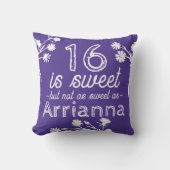 甘い16紫色の白いパーソナライズされた花 クッション (正面)