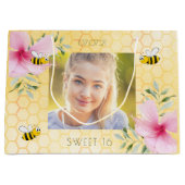 甘い16誕生日の写真ででこぼこ蜂ハニカム ラージペーパーバッグ (正面)