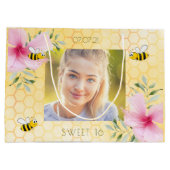 甘い16誕生日の写真ででこぼこ蜂ハニカム ラージペーパーバッグ (裏面)