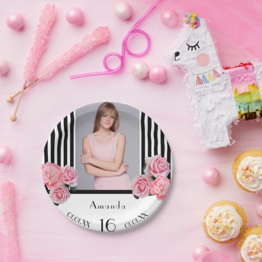 甘い16誕生日白黒ストライプフローラ写真 ペーパープレート (パーティー)