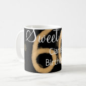 甘い60追加の名前の日付の誕生日の黄色のポルカdo コーヒーマグカップ (正面左)