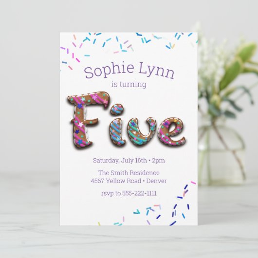 甘い「5つ」クッキー振りかける子供の5誕生日 招待状 (スタンド正面)