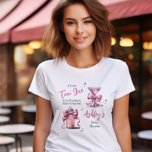 甘いTiniワンピンクコケット女の子ベビーシャワー Tシャツ