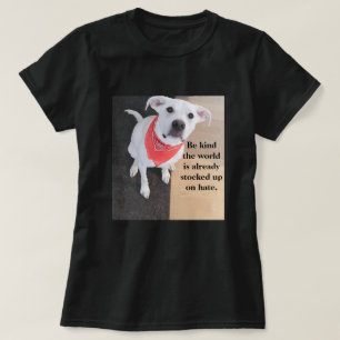 甘くて甘い白い子犬でオレンジ色のスカーフを着ている Tシャツ