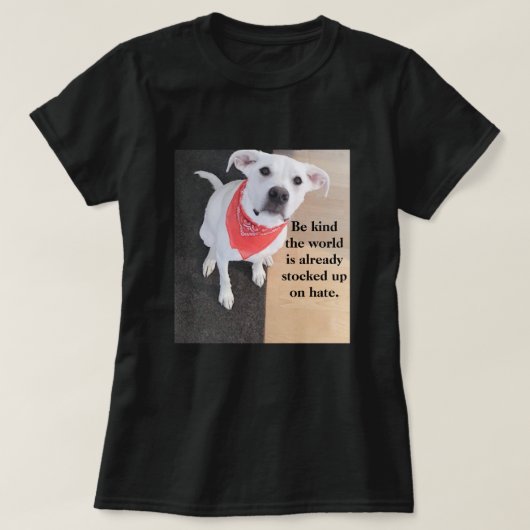 甘くて甘い白い子犬でオレンジ色のスカーフを着ている Tシャツ (デザイン正面)