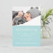 甘くシンプルで青くモダンな写真の誕生の発表 案内状 (スタンド正面)