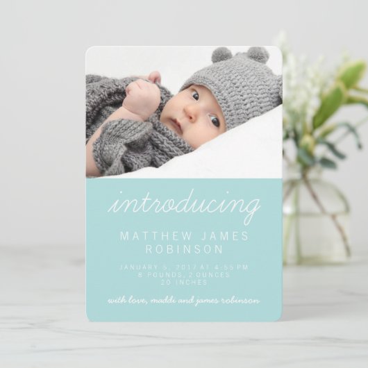 甘くシンプルで青くモダンな写真の誕生の発表 案内状 (スタンド正面)