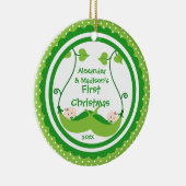 甘く小さいエンドウ豆の双生児の初めてのクリスマスのオーナメント セラミックオーナメント (右)