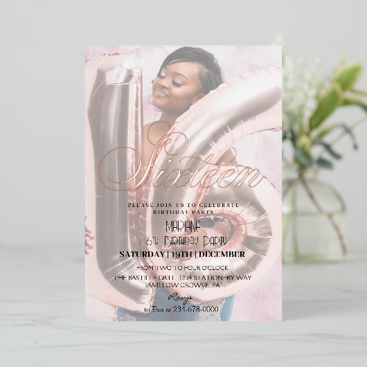 甘モダンい16緑豊かなピンクの金ゴールドフォト誕生日 箔招待状 (立ち正面)