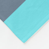 生きたサンゴ、青と灰色のストライプ フリースブランケット (角)