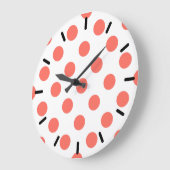 生きているサンゴ水玉模様オンホワイト ラージ壁時計 (傾斜)