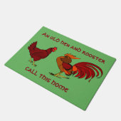 "生きている古い雌鶏およびオンドリここに" ドアマット (アングル)