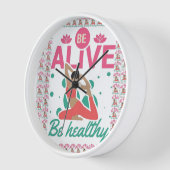 生きて健康になれ – ヨガ&ウェルネスインスパイア 壁時計 (傾斜)