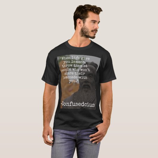 「生きること与えが教えてくれる…」とおもしろいConfusedcius Tシャツ (正面フル)