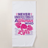 生き延びる女性を決して過小評価しない ビーチタオル (正面)