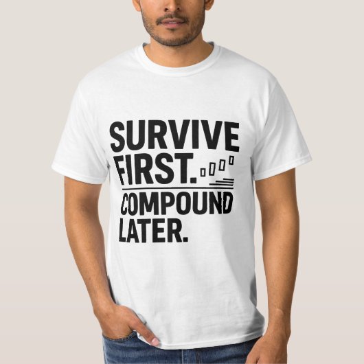 生き残り第一、複利はその後 — トレーダーマインドセットデザイン Tシャツ (正面)