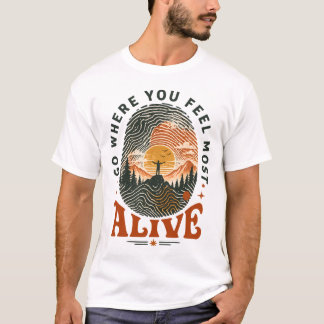 生き生きと感じるハイキングの冒険ギフト Tシャツ
