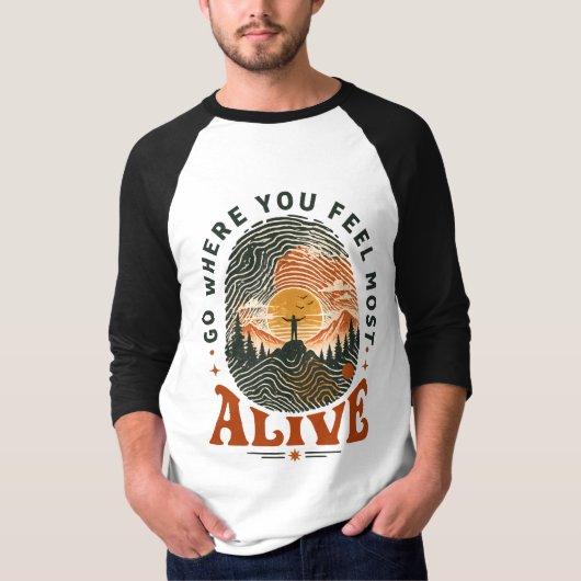 生き生きと感じるハイキングの冒険ギフト Tシャツ (正面)