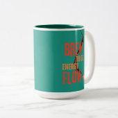 生き生芸術的きとした醸造でエネルギーフローマググを行う ツートーンマグカップ (正面右)