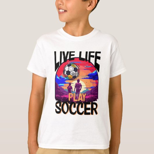 生き遊生きのサッカー,サッカーの若者の夕日 Tシャツ (正面)