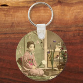 生け花 – きもの美少女が花を飾る キーホルダー (正面)