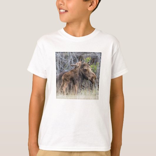 生まれたてのムースの子が母に寄り添う Tシャツ (正面)