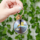 生まれたばかりのなベビーの到着-飛んでいるなこうのとり配達 キーホルダー (手)