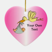 生まれたばかりのな女の赤ちゃん-飛んでいるなこうのとり配達 セラミックオーナメント (裏面)