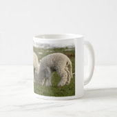 生まれたばかりのな子ヒツジ コーヒーマグカップ (正面右)