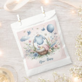 生まれたばかりのベビー フェイバーバッグ (クリップ留めされた状態)