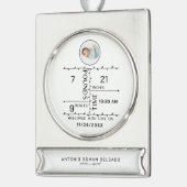 生まれたばかりの誕生統計ベビー写真の発表 シルバープレートバナーオーナメント (左)