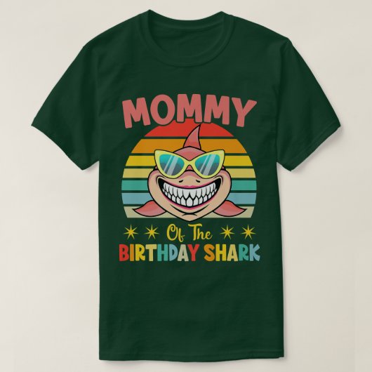 生まれたサメの誕生日ファミリーのママ Tシャツ (デザイン正面)