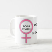 生まれる女性及び私の夫はそれの非常に嬉しいです! コーヒーマグカップ (正面左)