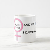 生まれる女性及び私の夫はそれの非常に嬉しいです! コーヒーマグカップ (中央)