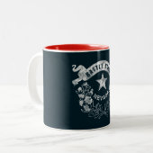 生まれる戦い-ネバダ、ラスベガス。 旗のロゴのヴィンテージ ツートーンマグカップ (正面左)