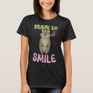 生まれスマイルに微笑むQuokka Tシャツ