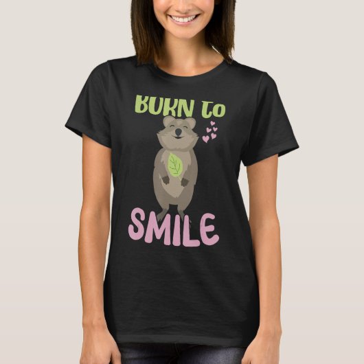 生まれスマイルに微笑むQuokka Tシャツ (正面)