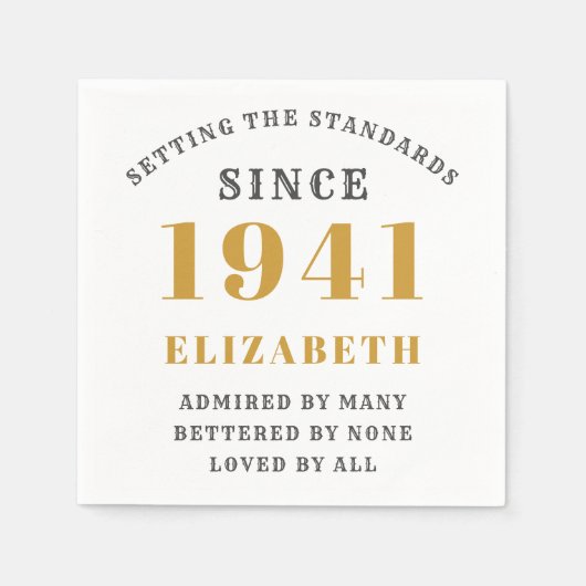 生まれ 1941 80th誕生日完全編集可能金ゴールドグレー スタンダードカクテルナプキン (正面)