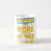 生まれData Analyst T-Shirtとしてホームから作業 コーヒーマグカップ (中央)