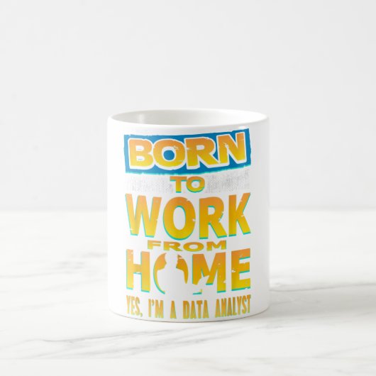 生まれData Analyst T-Shirtとしてホームから作業 コーヒーマグカップ (中央)
