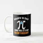 生まれOn Pi Day Happy Pi Day コーヒーマグカップ<br><div class="desc">Piのシンボルが上にお誕生日ケーキが表示されたデザインの祝Pi Day。背景は淡い青色で白縁ど色とおもしろいフォントの文字"Happy Pi Day"である。</div>